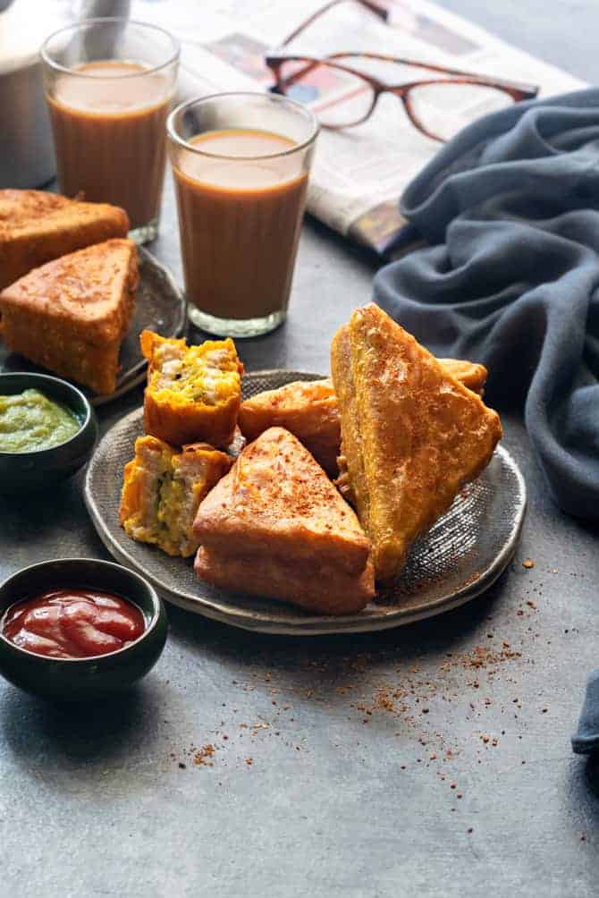 Bread Pakora With Tea